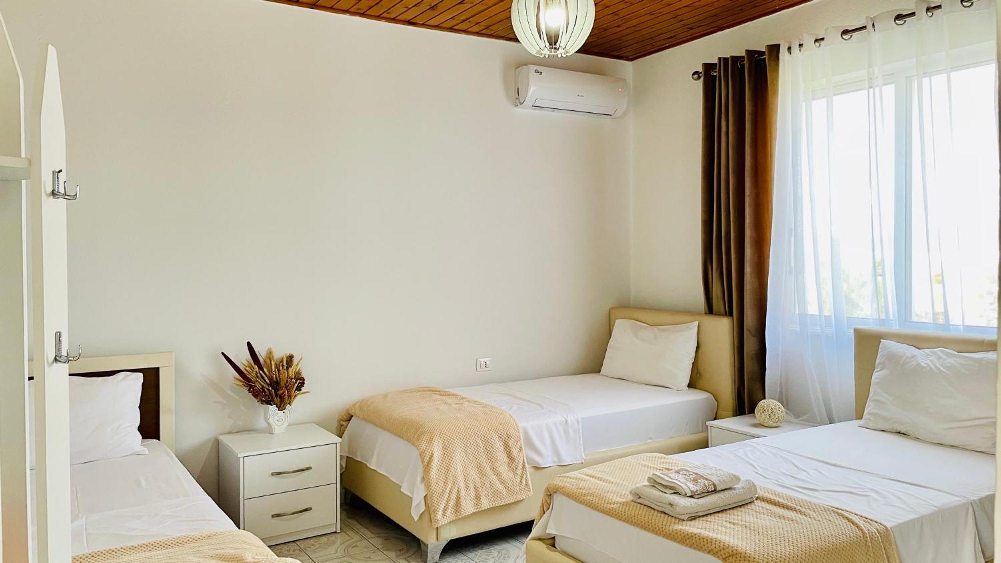 Mia Guest House - Entire Home With Balcony & Garden Divjake Dış mekan fotoğraf